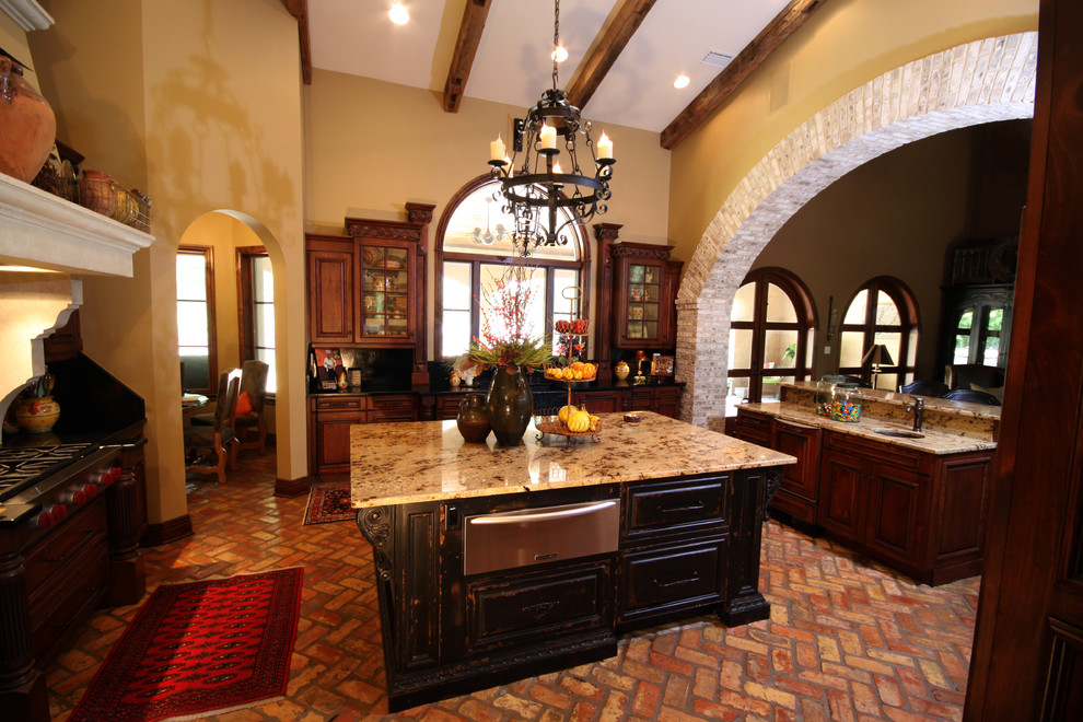 Idéer för att renovera ett avskilt, mellanstort rustikt kök, med en rustik diskho, luckor med profilerade fronter, skåp i mellenmörkt trä, granitbänkskiva, svart stänkskydd, stänkskydd i sten, integrerade vitvaror, tegelgolv och flera köksöar