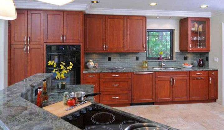 Exempel på ett mellanstort modernt kök, med en dubbel diskho, skåp i shakerstil, skåp i mellenmörkt trä, granitbänkskiva, grått stänkskydd, stänkskydd i glaskakel, svarta vitvaror, kalkstensgolv, en halv köksö och beiget golv