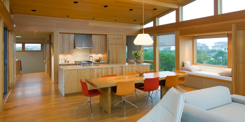 Idee per una cucina moderna di medie dimensioni con ante lisce, ante in legno chiaro, elettrodomestici in acciaio inossidabile e parquet chiaro