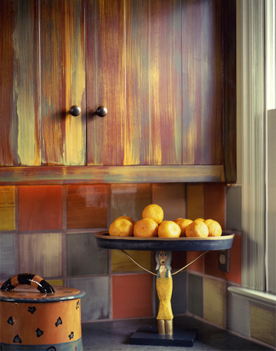 Stilmix Küche mit flächenbündigen Schrankfronten, roten Schränken, bunter Rückwand und Rückwand aus Keramikfliesen in Portland