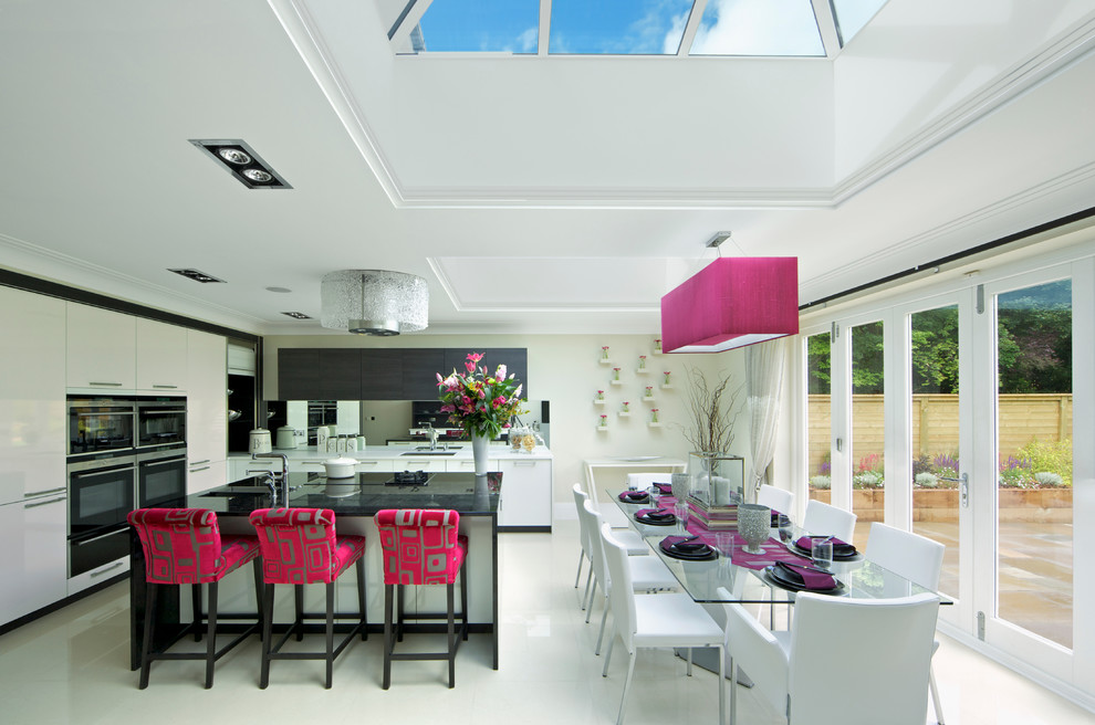 Aménagement d'une grande cuisine américaine grise et rose contemporaine avec un évier encastré, un placard à porte plane et îlot.