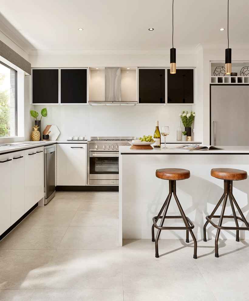Inspiration för moderna l-kök, med släta luckor, vita skåp, rostfria vitvaror och en köksö