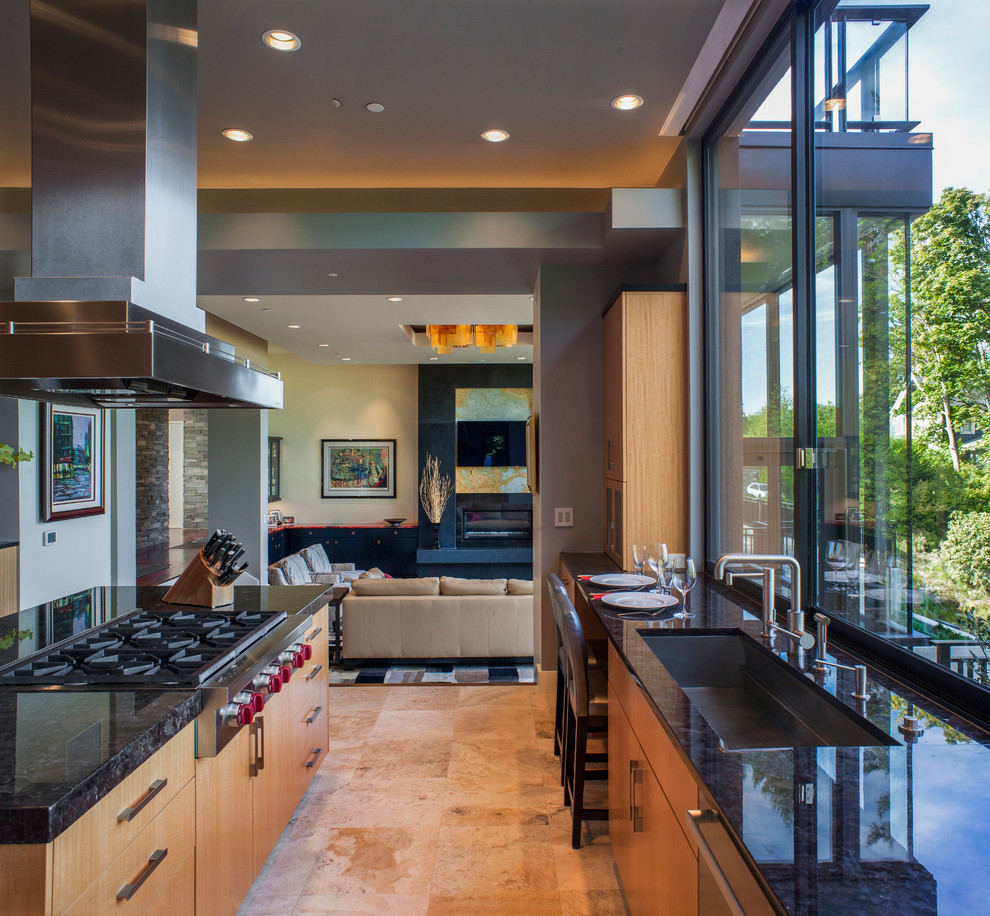 Immagine di una cucina design con top in granito, elettrodomestici in acciaio inossidabile e pavimento beige