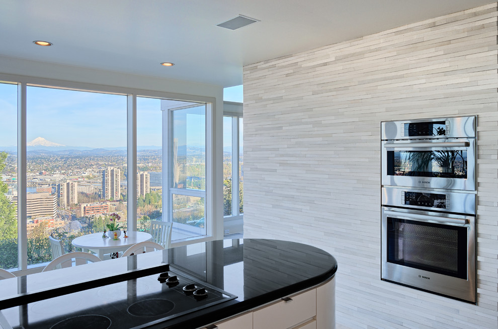 Esempio di una grande cucina moderna con lavello a doppia vasca, ante lisce, ante bianche, top in granito, paraspruzzi a specchio, elettrodomestici in acciaio inossidabile e pavimento in marmo