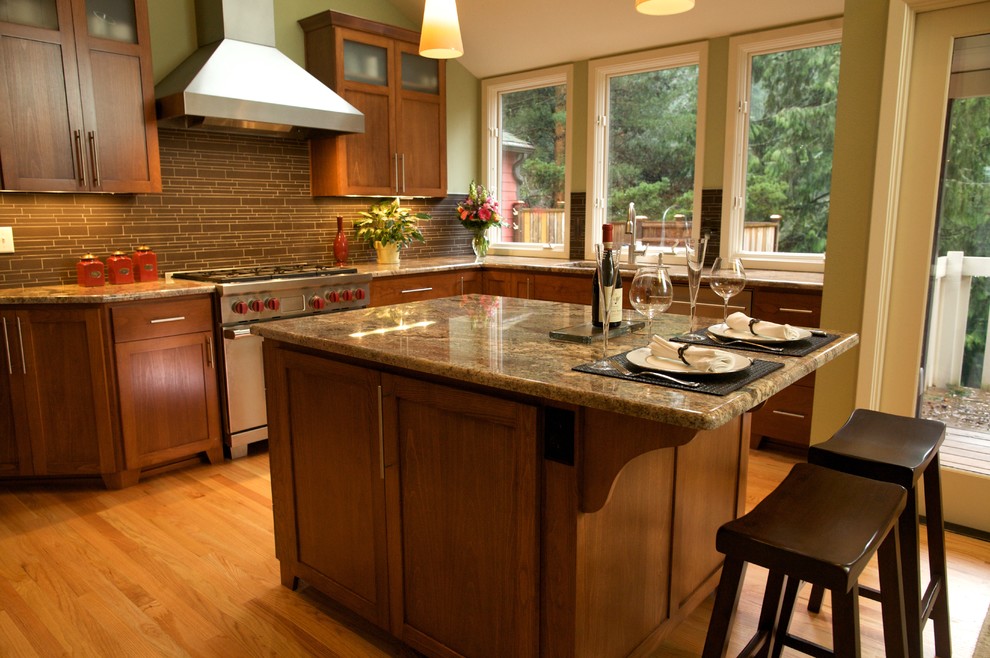 Bild på ett mellanstort vintage grå grått kök, med en undermonterad diskho, skåp i shakerstil, skåp i mellenmörkt trä, granitbänkskiva, beige stänkskydd, stänkskydd i porslinskakel, rostfria vitvaror, mellanmörkt trägolv och en köksö