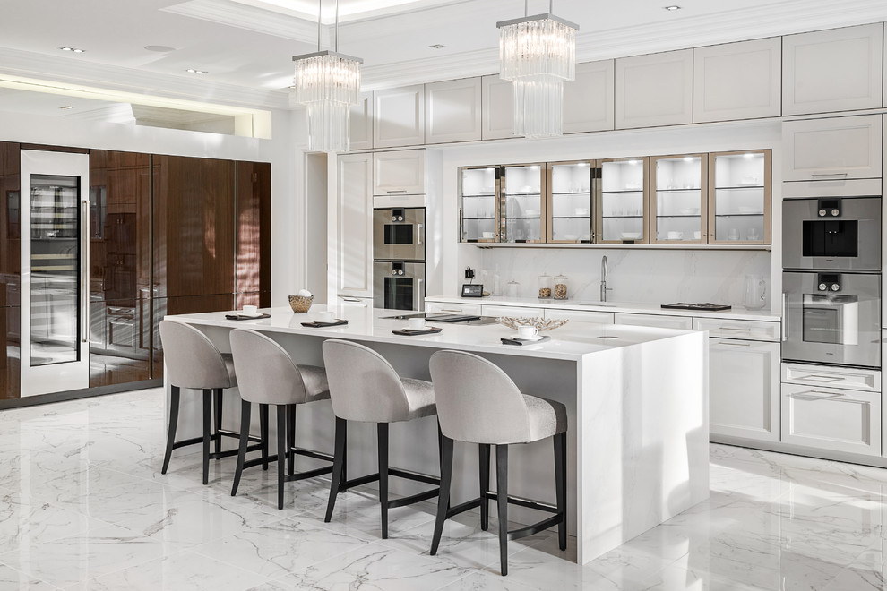 Cette photo montre une grande cuisine américaine tendance en L avec un plan de travail en granite, une crédence blanche, un sol en marbre, îlot, un sol blanc et un plan de travail blanc.