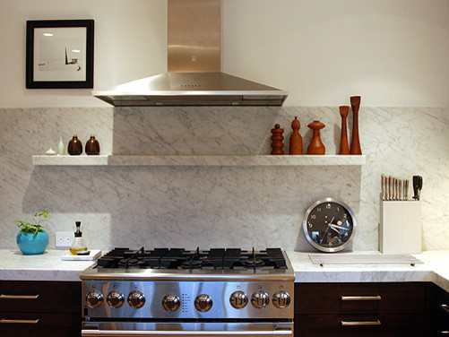 Inredning av ett modernt mellanstort kök, med skåp i shakerstil, skåp i mörkt trä, marmorbänkskiva, stänkskydd i sten och rostfria vitvaror