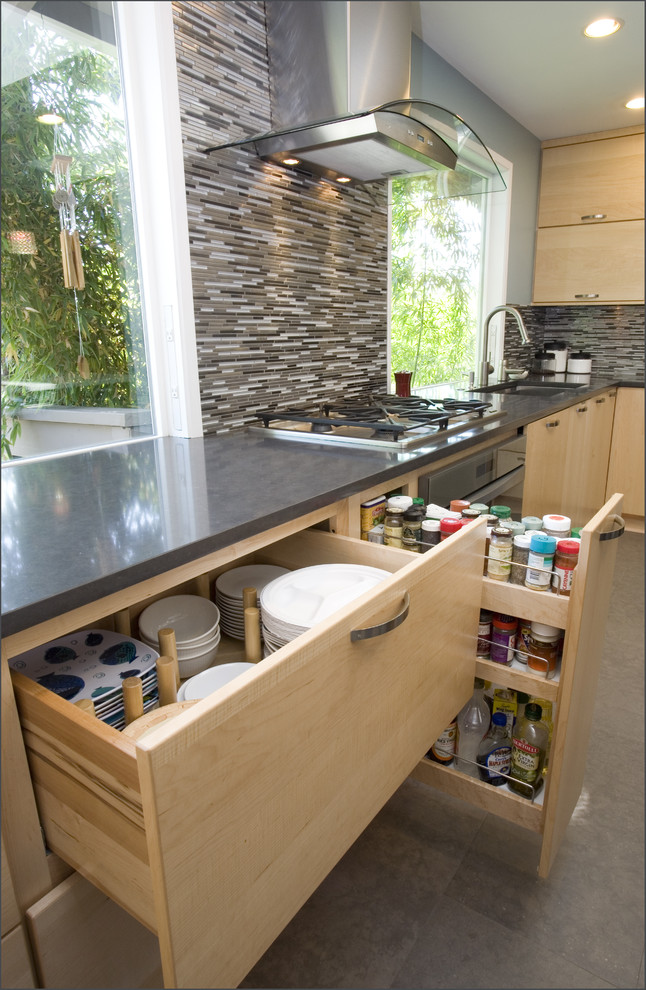 Foto di una cucina contemporanea con paraspruzzi con piastrelle a listelli, paraspruzzi marrone, ante in legno chiaro, ante lisce e lavello sottopiano
