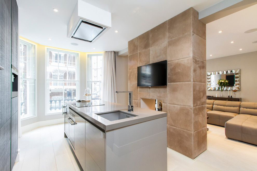 Zweizeilige Moderne Küche mit Unterbauwaschbecken, flächenbündigen Schrankfronten und Küchenrückwand in Beige in London