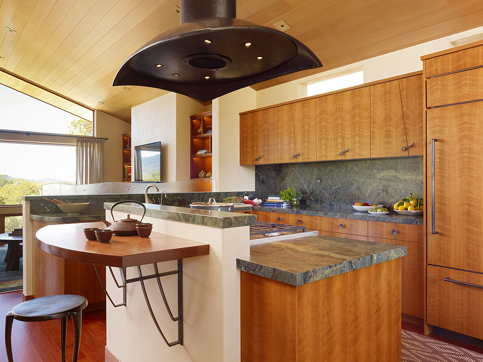 Immagine di un'ampia cucina contemporanea con ante lisce, ante in legno scuro, paraspruzzi multicolore, elettrodomestici da incasso e pavimento in legno massello medio