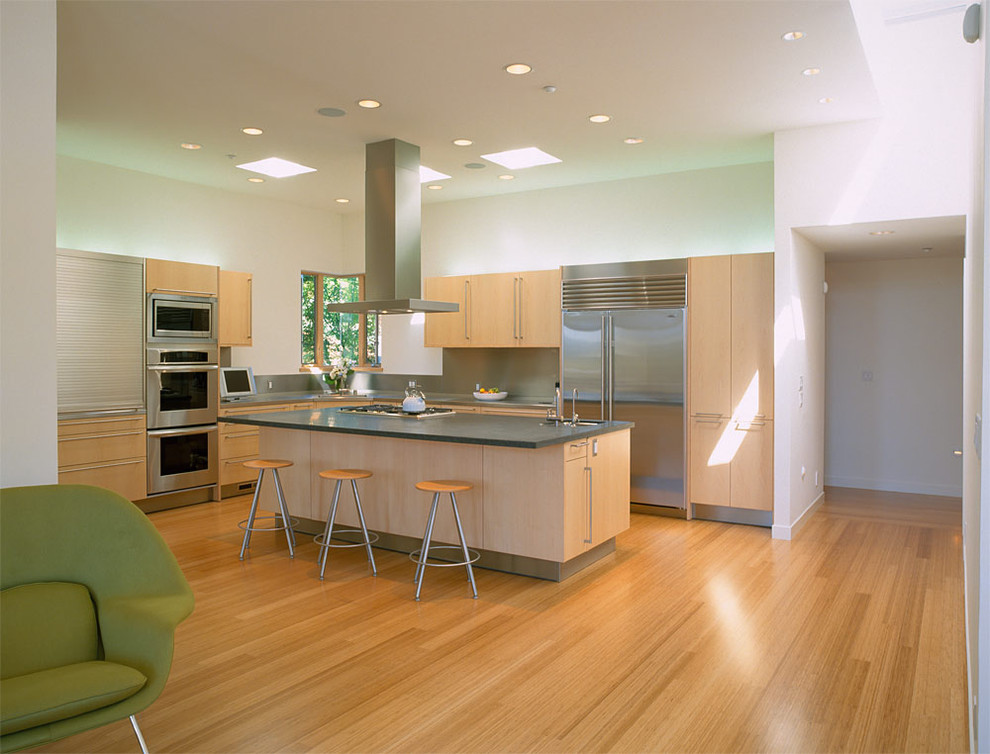 Moderne Küche mit Küchengeräten aus Edelstahl in San Francisco