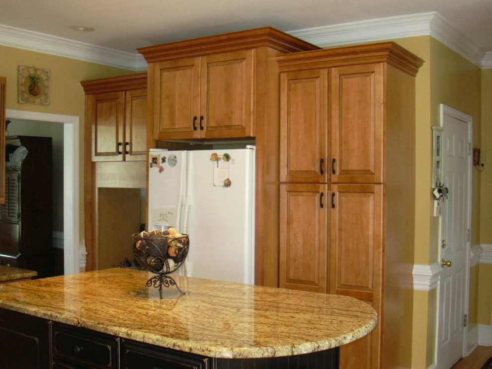 This is an example of a classic kitchen in Atlanta.