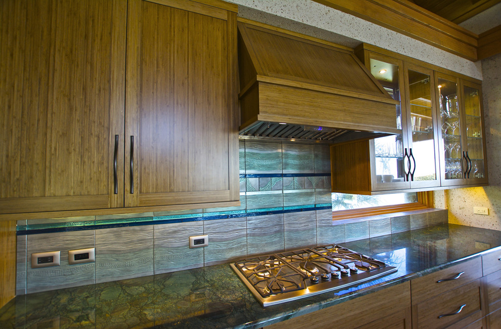 Foto di una grande cucina minimal con lavello sottopiano, ante in stile shaker, ante in legno scuro, top in granito, paraspruzzi blu, paraspruzzi con piastrelle in ceramica e elettrodomestici in acciaio inossidabile