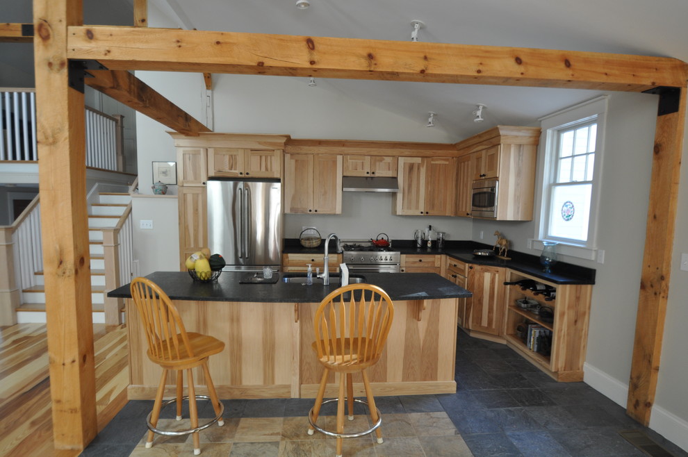 Idéer för att renovera ett rustikt kök, med en enkel diskho, skåp i shakerstil, skåp i ljust trä, granitbänkskiva, klinkergolv i porslin och en köksö