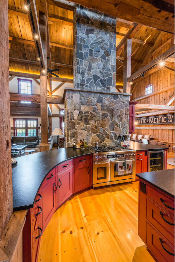 Offene Rustikale Küche in U-Form mit Schrankfronten mit vertiefter Füllung, roten Schränken, Granit-Arbeitsplatte, Küchengeräten aus Edelstahl, hellem Holzboden und Kücheninsel in Boston