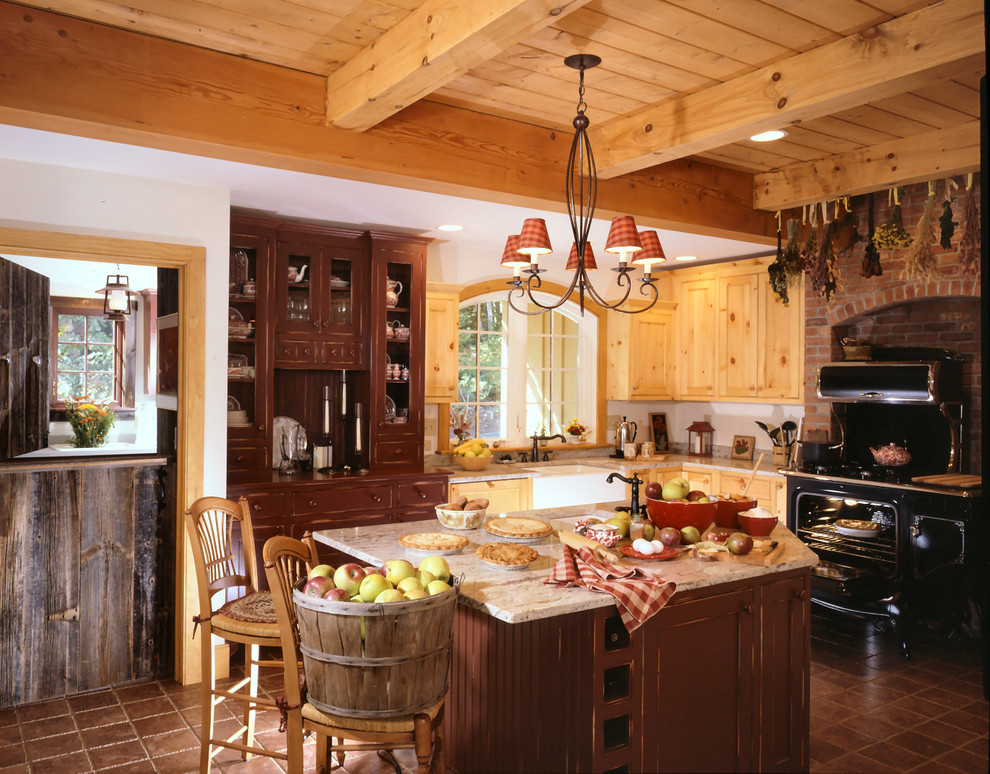 Ejemplo de cocina clásica con fregadero sobremueble, armarios con paneles lisos, puertas de armario de madera clara y una isla