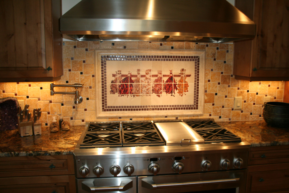 На фото: кухня с фартуком из плитки мозаики и техникой из нержавеющей стали