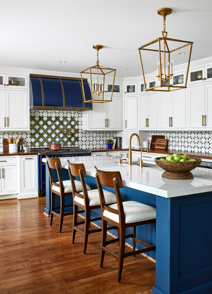 Exempel på ett klassiskt brun brunt l-kök, med en undermonterad diskho, skåp i shakerstil, vita skåp, flerfärgad stänkskydd, färgglada vitvaror, mellanmörkt trägolv, en köksö och brunt golv