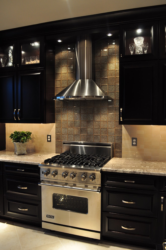 Exempel på ett mellanstort modernt kök, med en rustik diskho, skåp i mörkt trä, granitbänkskiva, stänkskydd i glaskakel, rostfria vitvaror, beige stänkskydd, klinkergolv i keramik och luckor med infälld panel