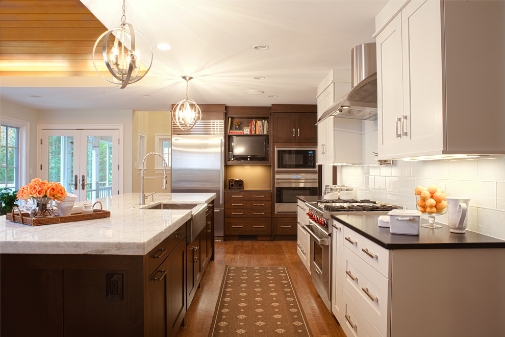 Foto de cocina rectangular tradicional renovada con electrodomésticos de acero inoxidable y fregadero sobremueble