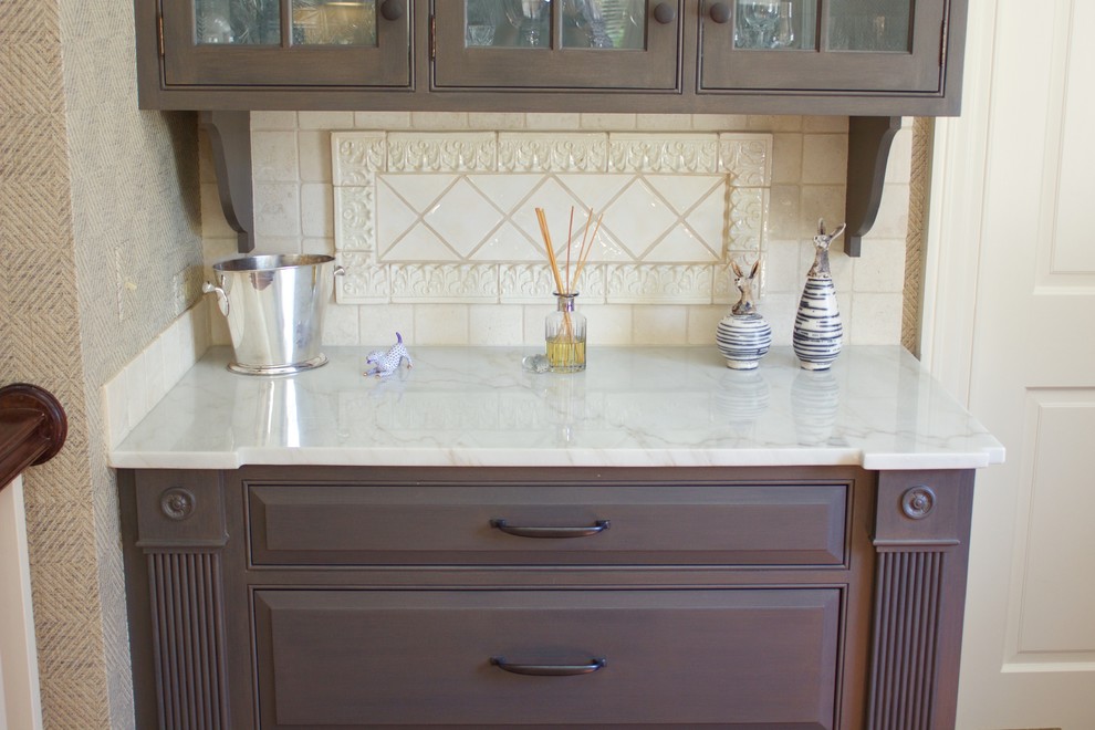 Shabby chic-inspirerad inredning av ett stort kök och matrum, med marmorbänkskiva, en köksö, bruna skåp, vitt stänkskydd, rostfria vitvaror och mörkt trägolv