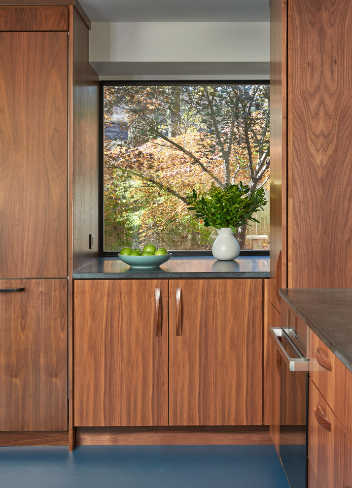 Cette photo montre une cuisine rétro en bois brun avec un placard à porte plane, un plan de travail en stéatite, une crédence blanche, une crédence en céramique, un sol en linoléum, un sol bleu et un plan de travail gris.