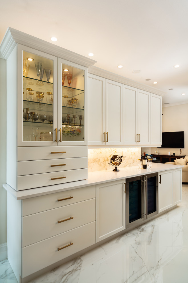 ワシントンD.C.にある高級な広いコンテンポラリースタイルのおしゃれなキッチン (ダブルシンク、落し込みパネル扉のキャビネット、白いキャビネット、クオーツストーンカウンター、白いキッチンパネル、大理石のキッチンパネル、シルバーの調理設備、大理石の床、白い床、白いキッチンカウンター) の写真