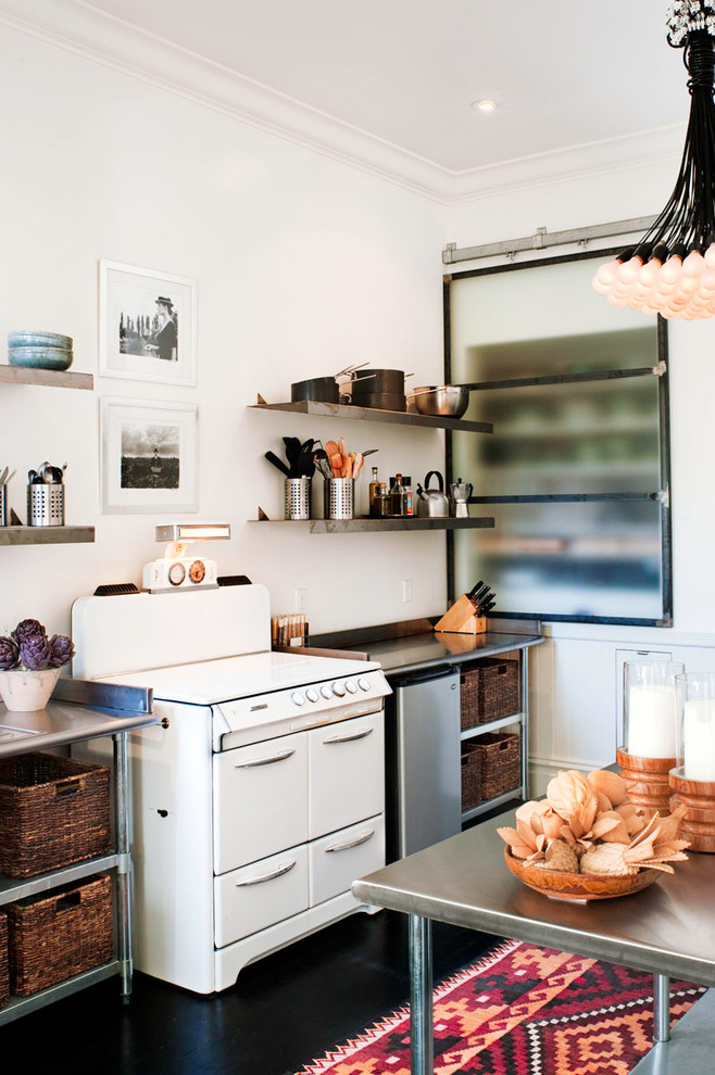 Immagine di una cucina minimal chiusa e di medie dimensioni con nessun'anta, elettrodomestici bianchi, lavello sottopiano, ante in acciaio inossidabile, top in acciaio inossidabile, paraspruzzi bianco e parquet scuro