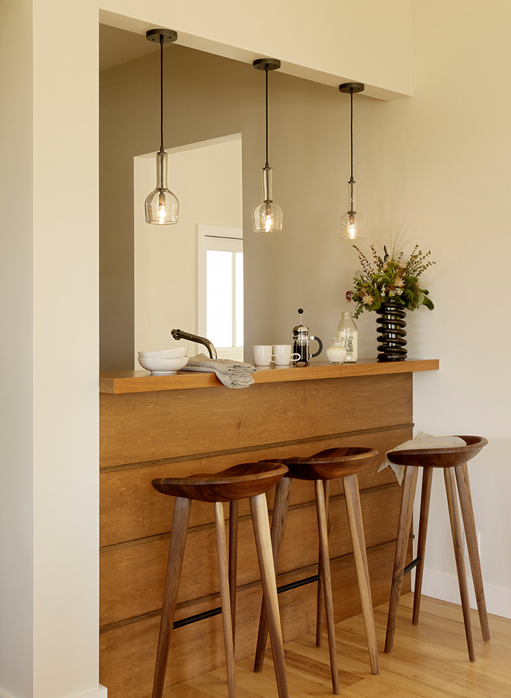 Свежая идея для дизайна: кухня в современном стиле с деревянной столешницей и барной стойкой - отличное фото интерьера