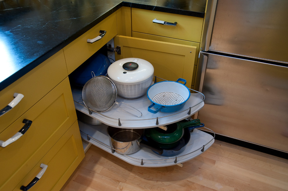 Idee per una cucina a L eclettica di medie dimensioni e chiusa con lavello sottopiano, ante in stile shaker, ante gialle, top in saponaria e elettrodomestici in acciaio inossidabile