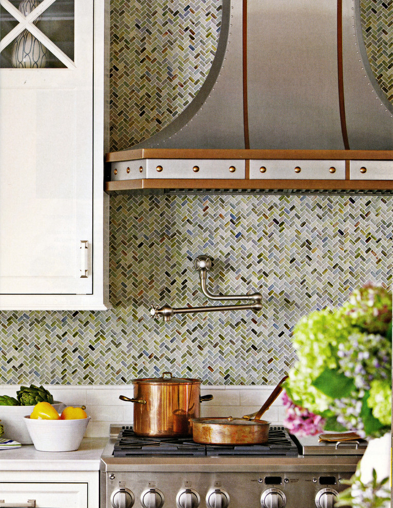 Esempio di una grande cucina chic con lavello stile country, ante bianche, paraspruzzi blu, paraspruzzi con piastrelle a mosaico e parquet scuro