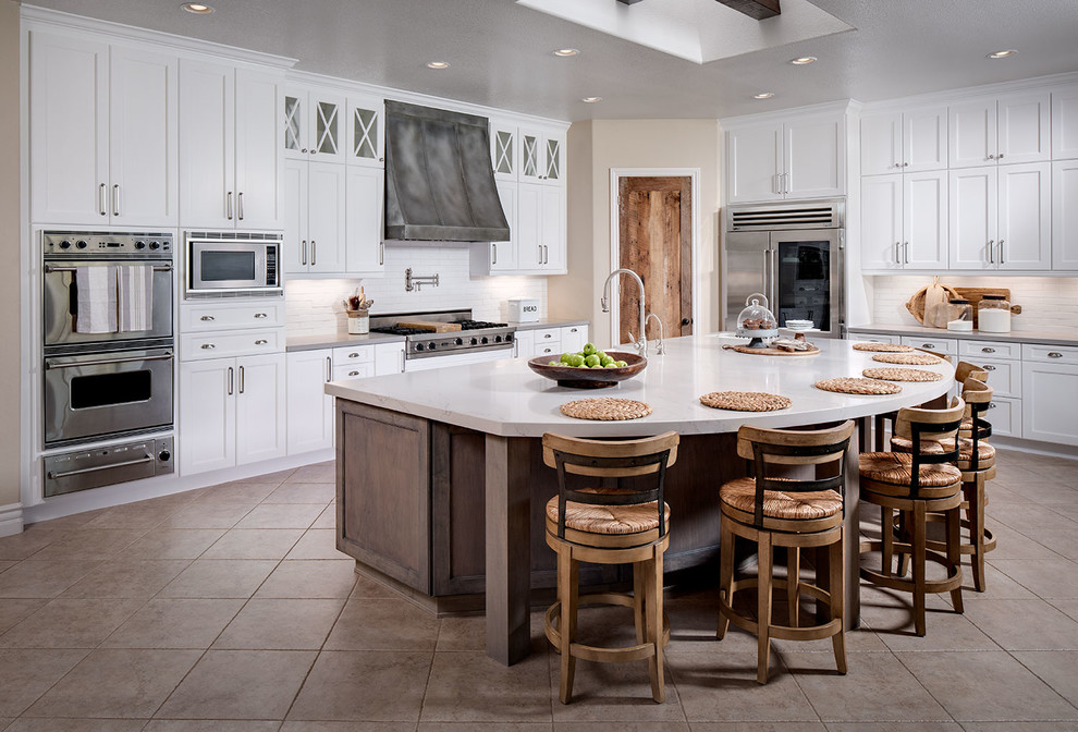Mittelgroße Country Küche in L-Form mit Vorratsschrank, weißen Schränken, Küchenrückwand in Weiß, Rückwand aus Metrofliesen, Küchengeräten aus Edelstahl und Kücheninsel in San Diego