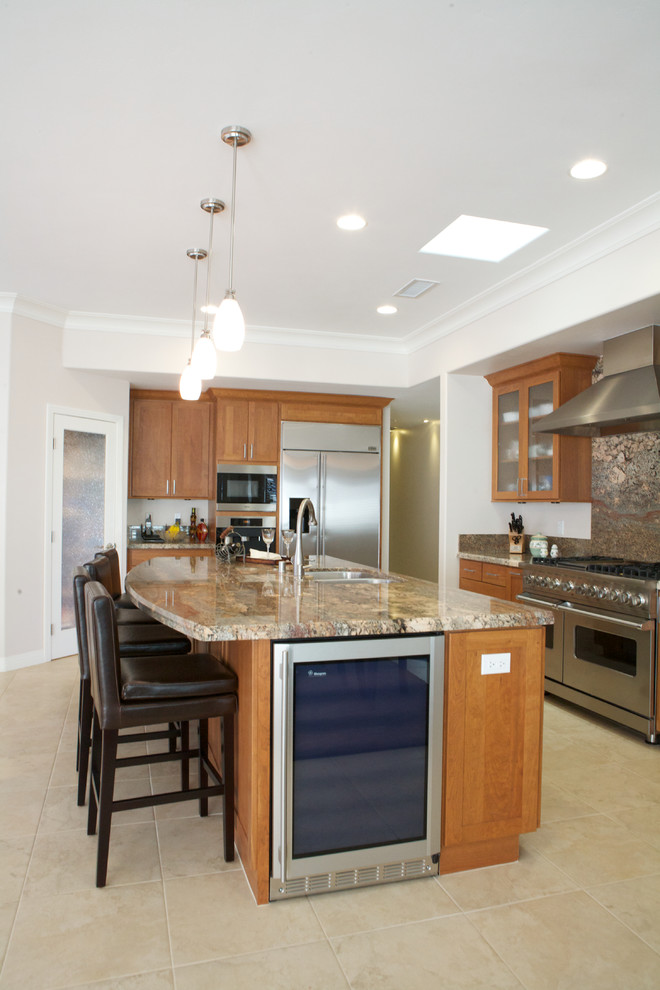 Klassische Küche mit Schrankfronten im Shaker-Stil, hellbraunen Holzschränken, Granit-Arbeitsplatte, Travertin und Kücheninsel in San Diego