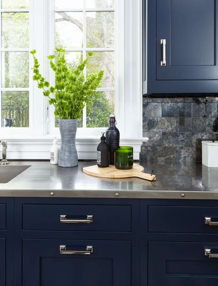Einzeilige, Mittelgroße Moderne Küche mit Unterbauwaschbecken, Schrankfronten im Shaker-Stil, blauen Schränken, Edelstahl-Arbeitsplatte, Küchenrückwand in Schwarz, dunklem Holzboden und braunem Boden in New York
