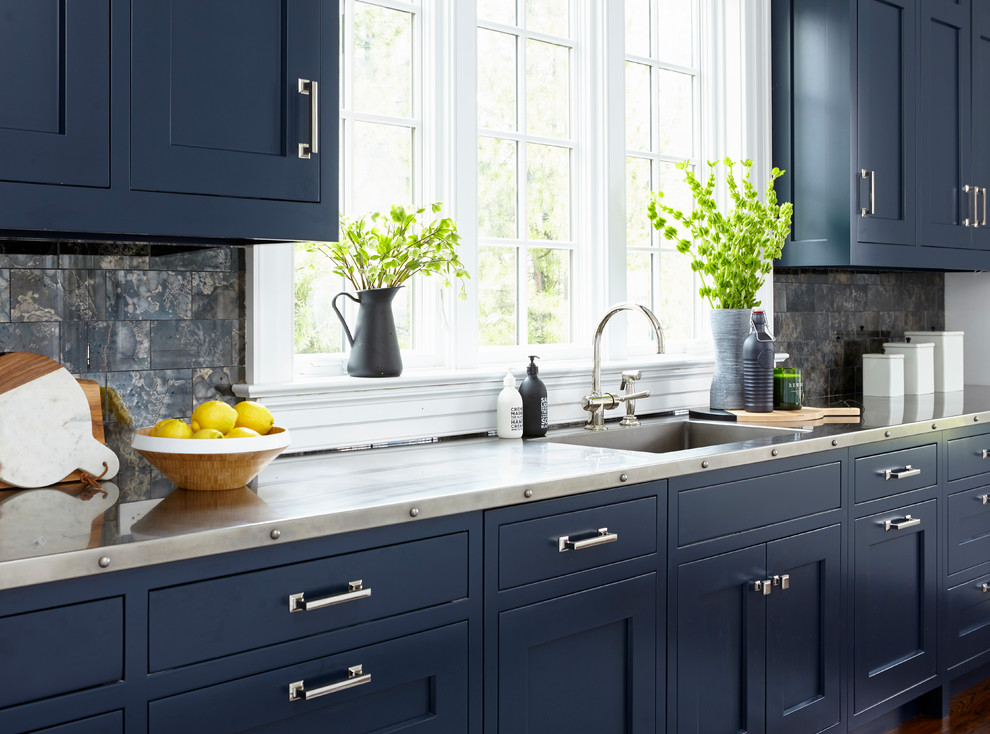 Idee per una cucina lineare contemporanea di medie dimensioni con lavello sottopiano, ante in stile shaker, ante blu, top in acciaio inossidabile, paraspruzzi nero, parquet scuro e pavimento marrone