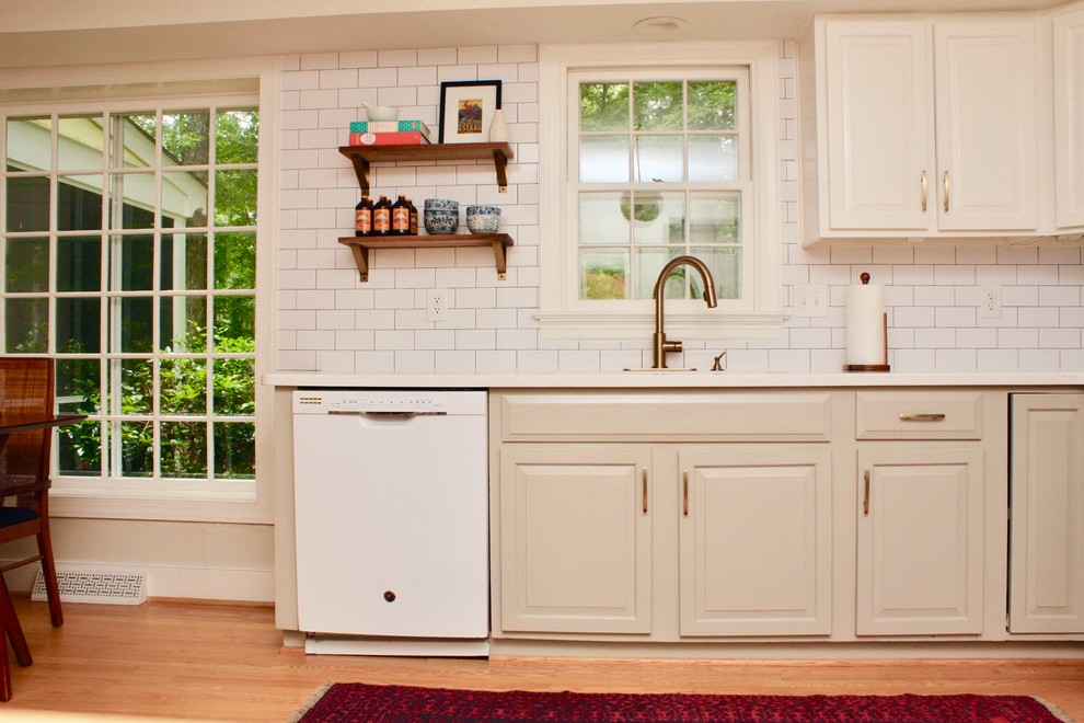 Idéer för att renovera ett mellanstort eklektiskt vit vitt kök, med en integrerad diskho, luckor med upphöjd panel, beige skåp, bänkskiva i koppar, vitt stänkskydd, stänkskydd i tunnelbanekakel, vita vitvaror, mellanmörkt trägolv och en köksö