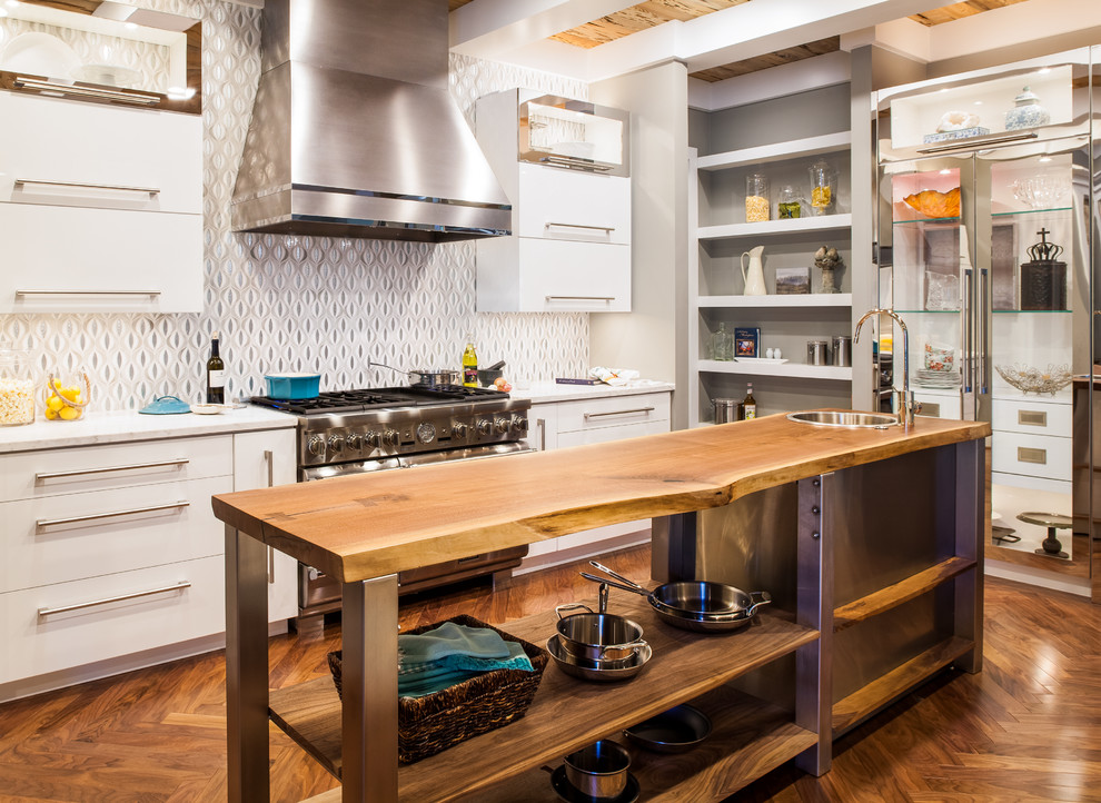 Idéer för att renovera ett funkis kök, med en enkel diskho, släta luckor, vita skåp, stänkskydd med metallisk yta, rostfria vitvaror, mellanmörkt trägolv och en köksö