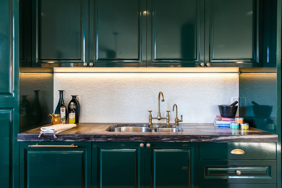На фото: кухня в стиле неоклассика (современная классика) с двойной мойкой, фасадами с выступающей филенкой, зелеными фасадами и белым фартуком с
