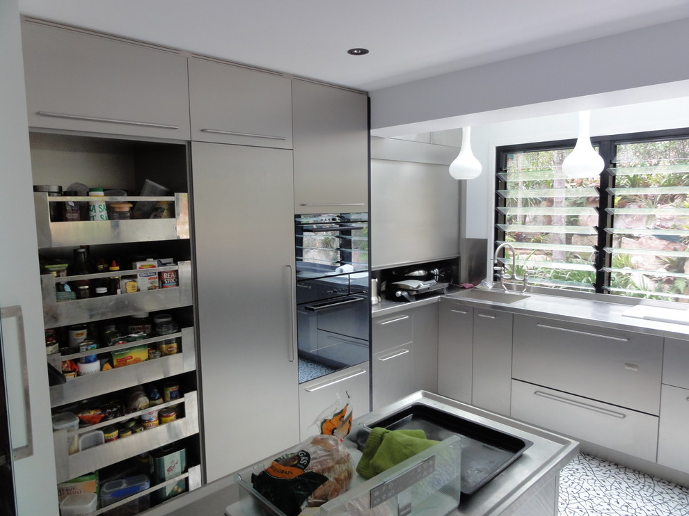 Photo of a large contemporary kitchen in Brisbane.