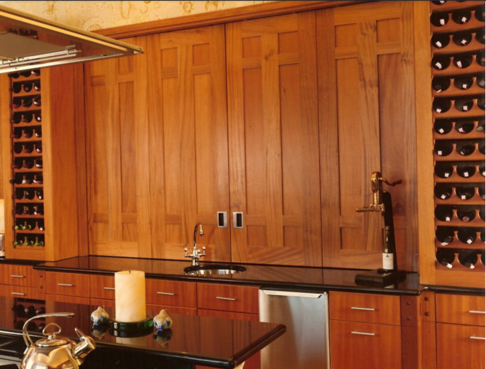 Modelo de cocina comedor de estilo americano con armarios con paneles empotrados y puertas de armario de madera oscura