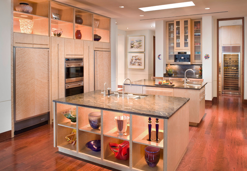 Immagine di una cucina minimal con lavello sottopiano, ante di vetro, ante in legno chiaro e elettrodomestici da incasso