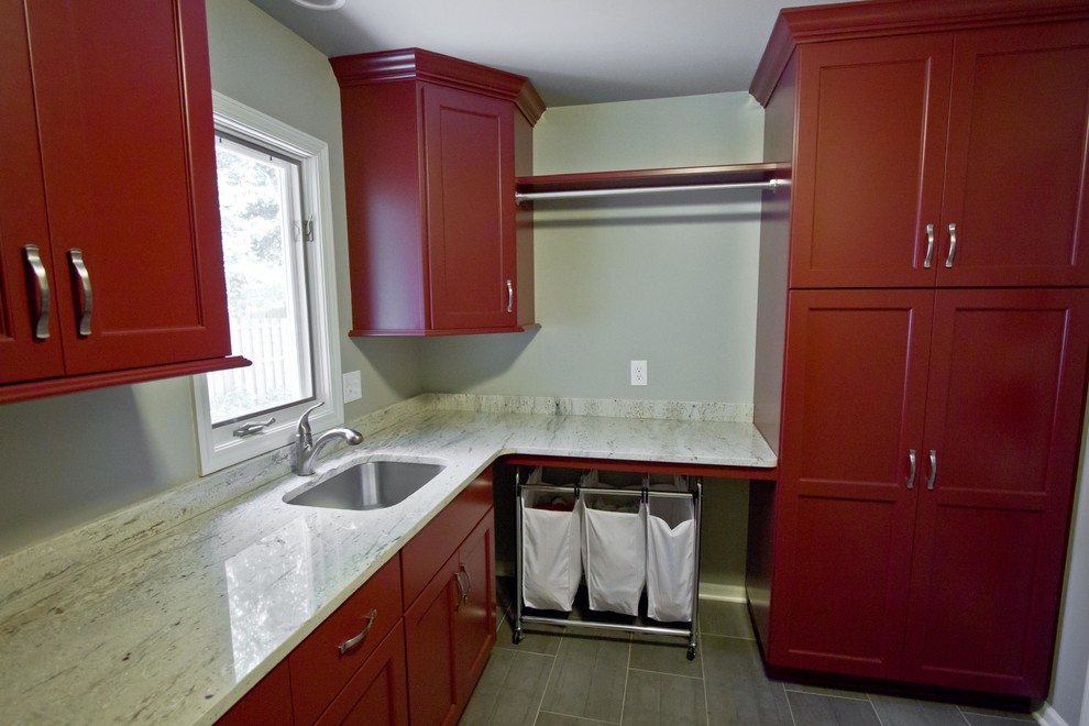 Immagine di una cucina chic di medie dimensioni con lavello a vasca singola, ante in stile shaker, ante rosse, top in granito, pavimento in gres porcellanato e pavimento grigio