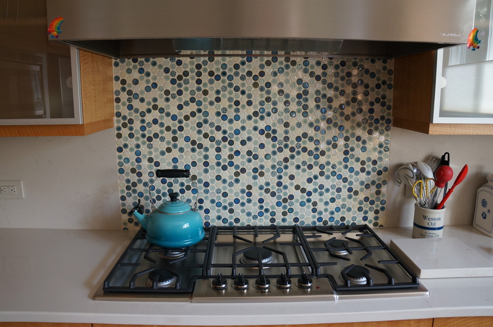 Diseño de cocina comedor contemporánea con salpicadero de azulejos de cerámica y electrodomésticos de acero inoxidable