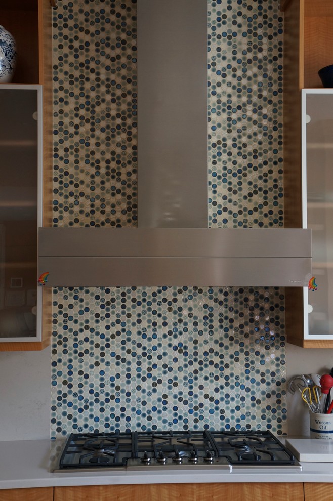 Moderne Wohnküche mit Rückwand aus Keramikfliesen und Küchengeräten aus Edelstahl in Raleigh