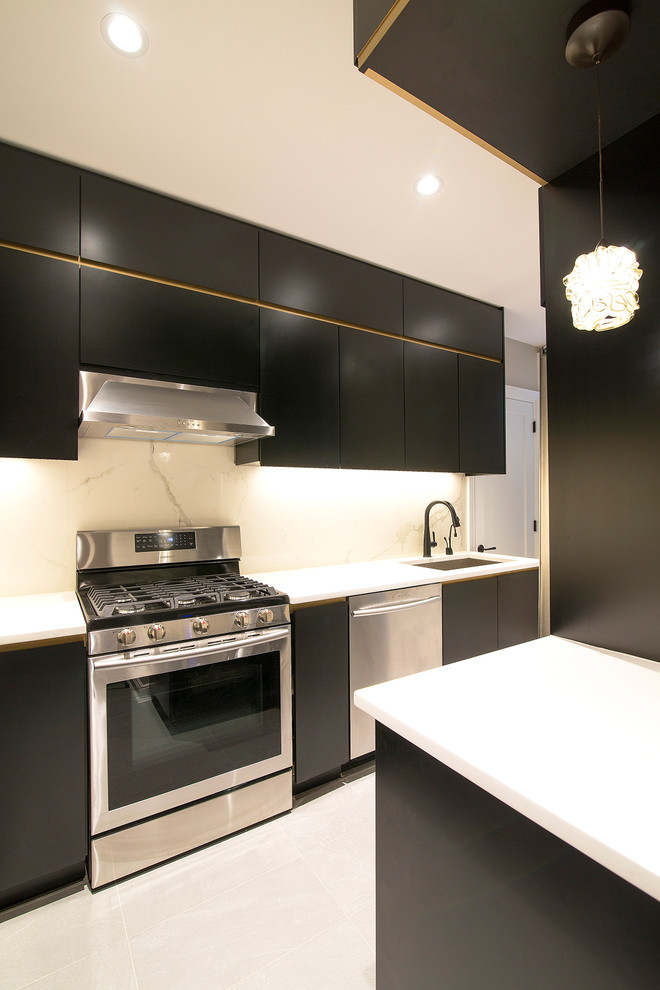 Foto di una cucina boho chic con lavello sottopiano, ante lisce, ante nere, top in quarzo composito e paraspruzzi bianco