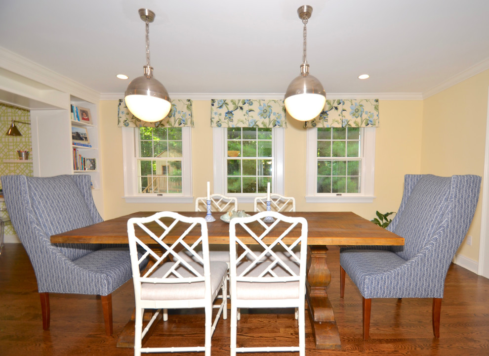 Cette photo montre une salle à manger ouverte sur la cuisine chic de taille moyenne avec un sol en bois brun.