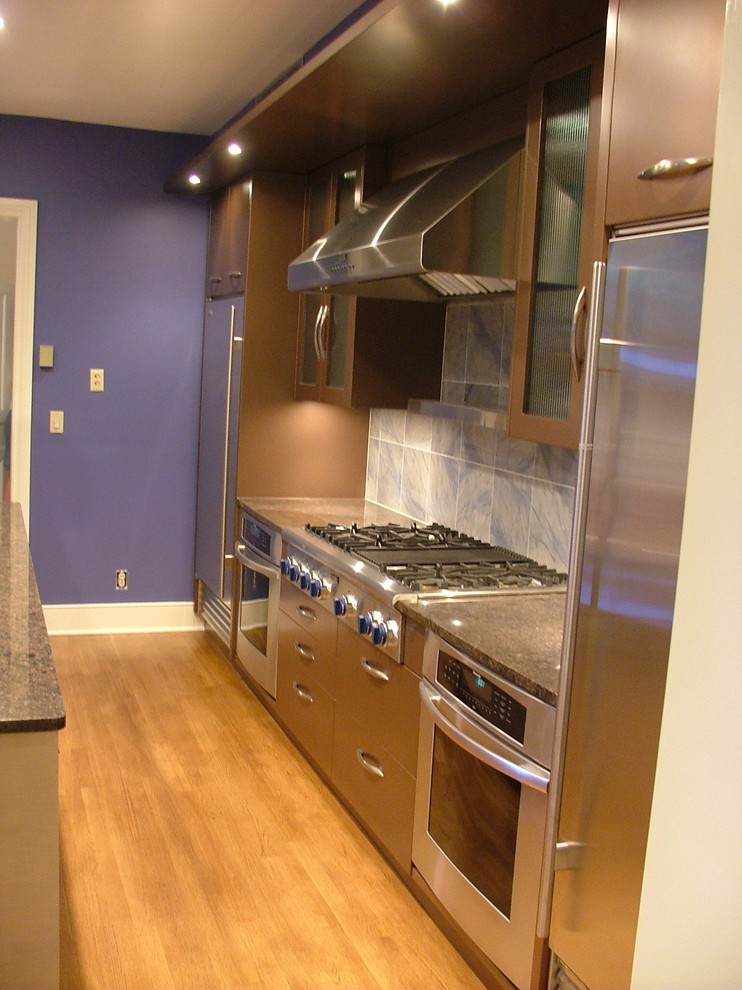 Foto di una grande cucina design con ante lisce, ante beige, top in granito, paraspruzzi blu, paraspruzzi in marmo, elettrodomestici in acciaio inossidabile, parquet chiaro e pavimento beige
