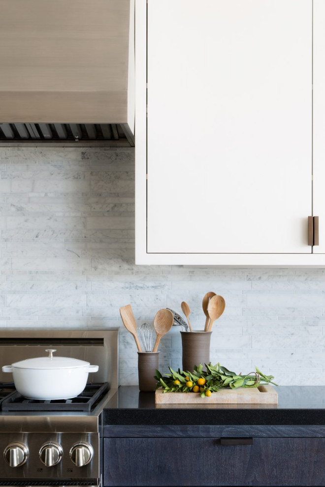 Esempio di un cucina con isola centrale minimal di medie dimensioni con ante bianche e paraspruzzi in marmo