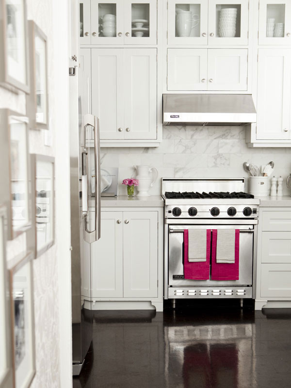 Bild på ett mellanstort funkis kök, med skåp i shakerstil, vita skåp, vitt stänkskydd, stänkskydd i stenkakel, rostfria vitvaror och brunt golv