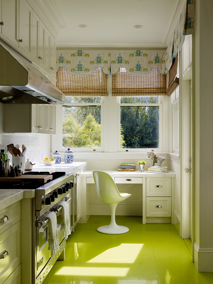 Ejemplo de cocina estrecha contemporánea con electrodomésticos de acero inoxidable, suelo de madera pintada y suelo verde